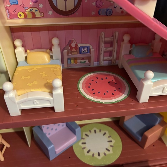 Bluey Heeler Family Celebration Home & Backyard Playset with Figurines - Picture 4 of 9